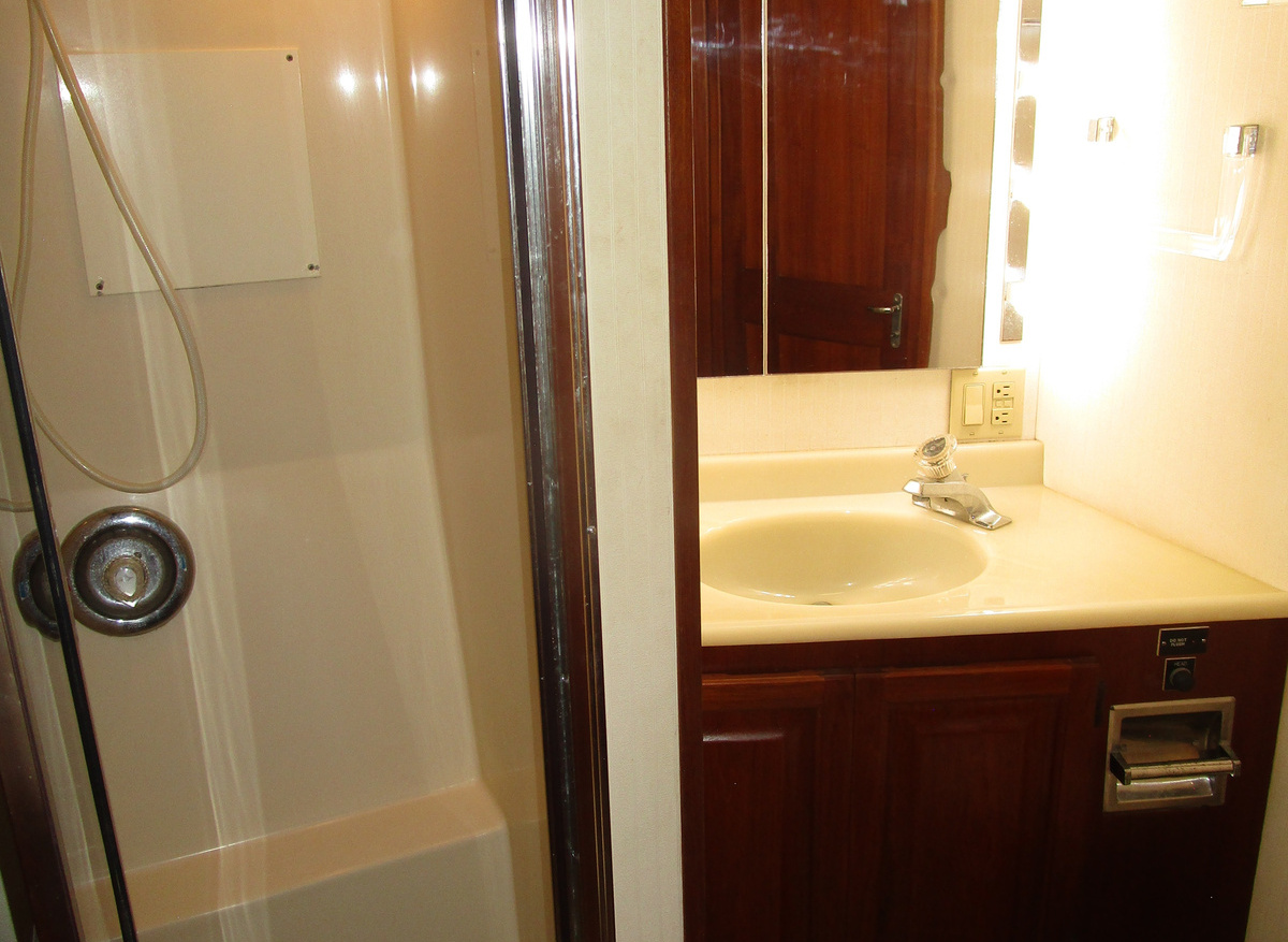 Clean Slate guest stateroom head-shower 11-14-24.JPG