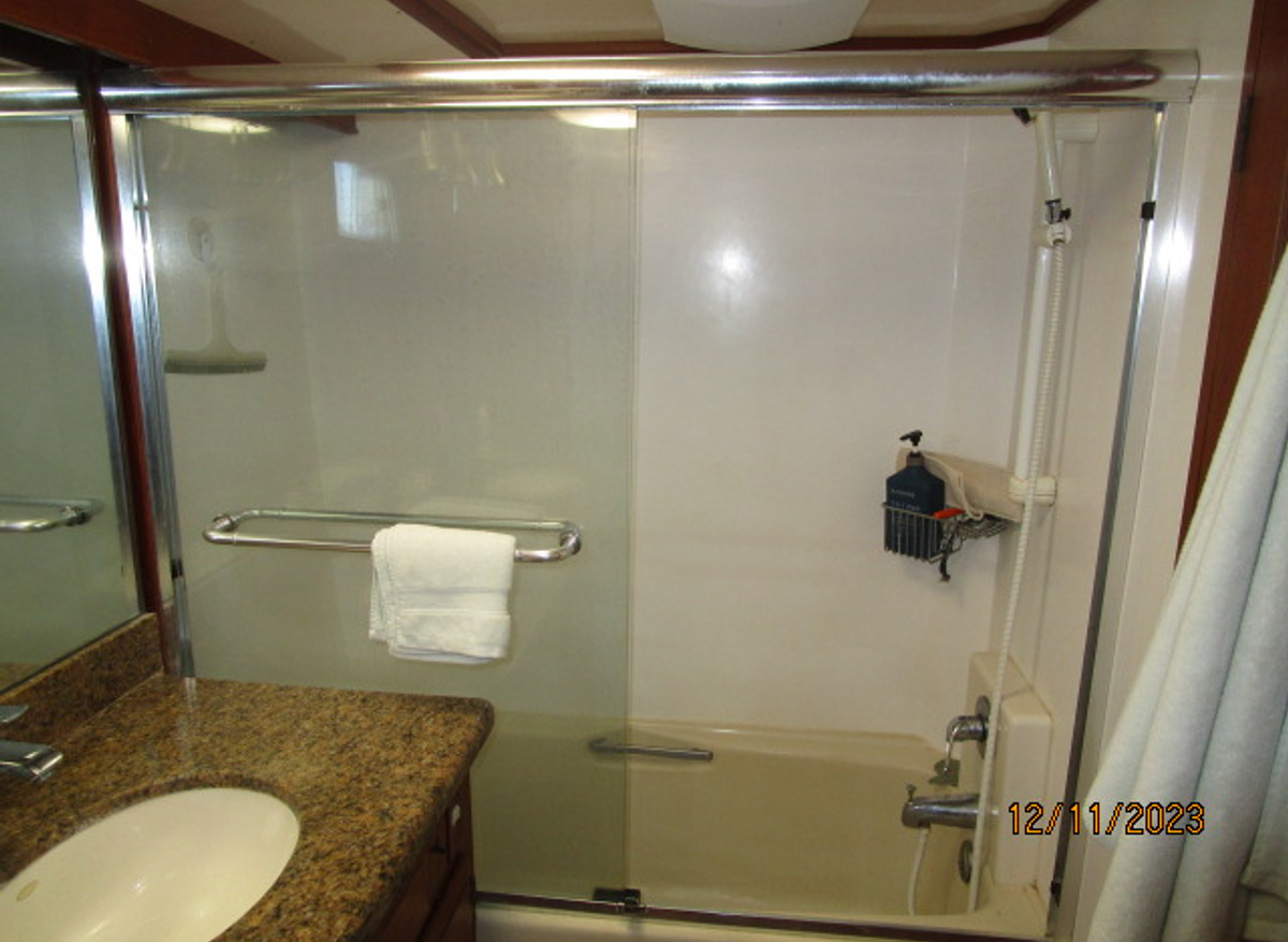 Neptune master stateroom tub-shower 12-11-23.JPG