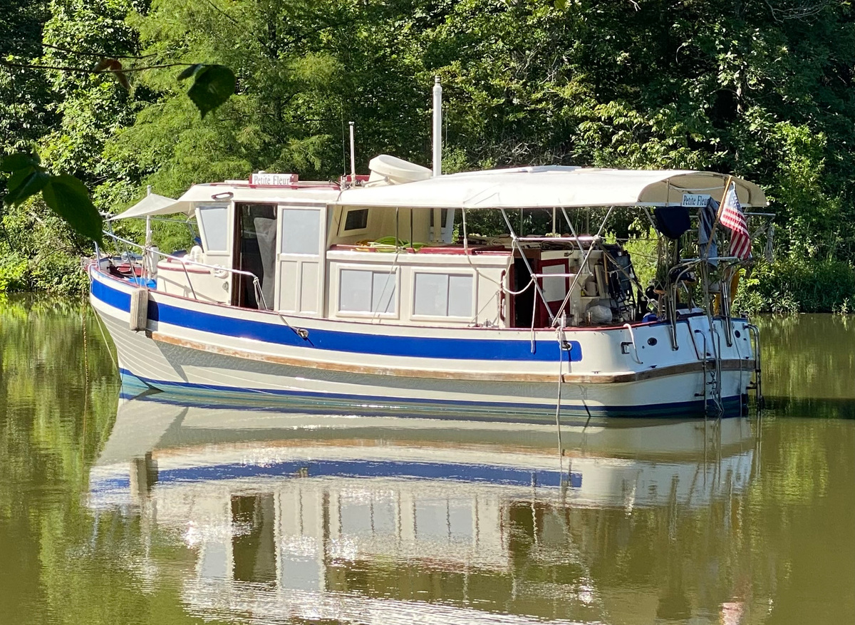 Image of For Sale: 1984 Sundowner 30' Tug - 