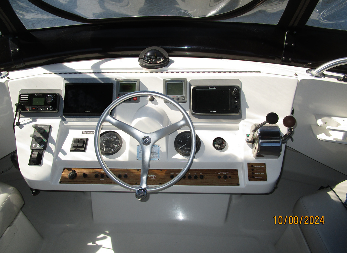 Aurora flybridge helm2 10-8-24.JPG