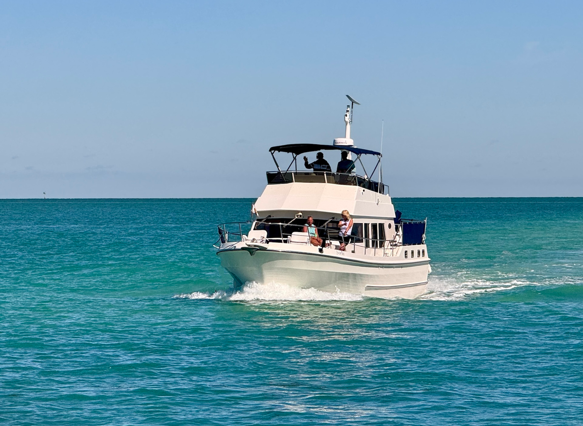 Image of 🚤 Perfect Great Loop Fresh Water Motor Yacht Classic-plus more: 2002 Symbol 42/50 - Two walk-around Queens