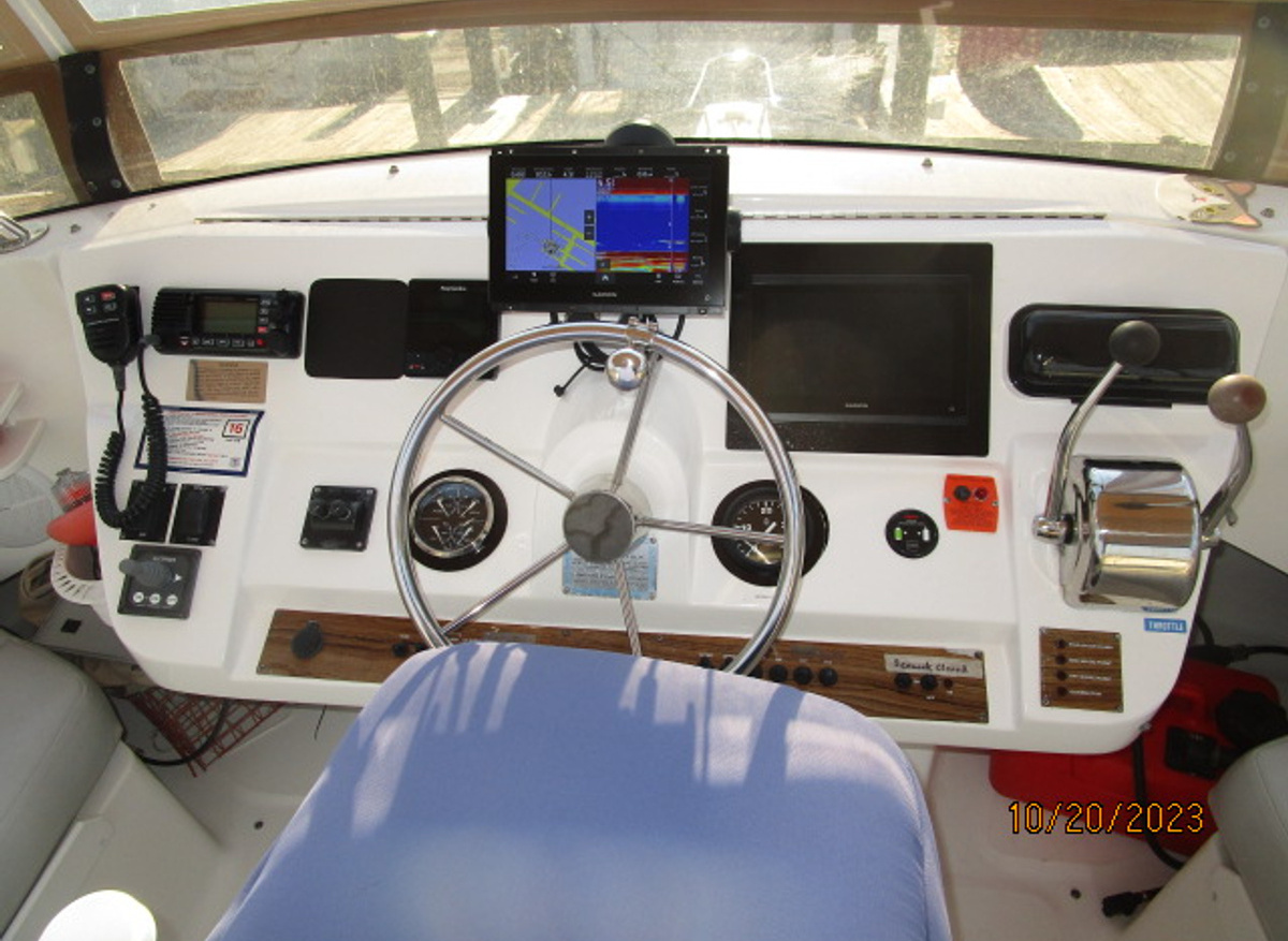 Yinzer flybridge helm1 10-20-23.JPG