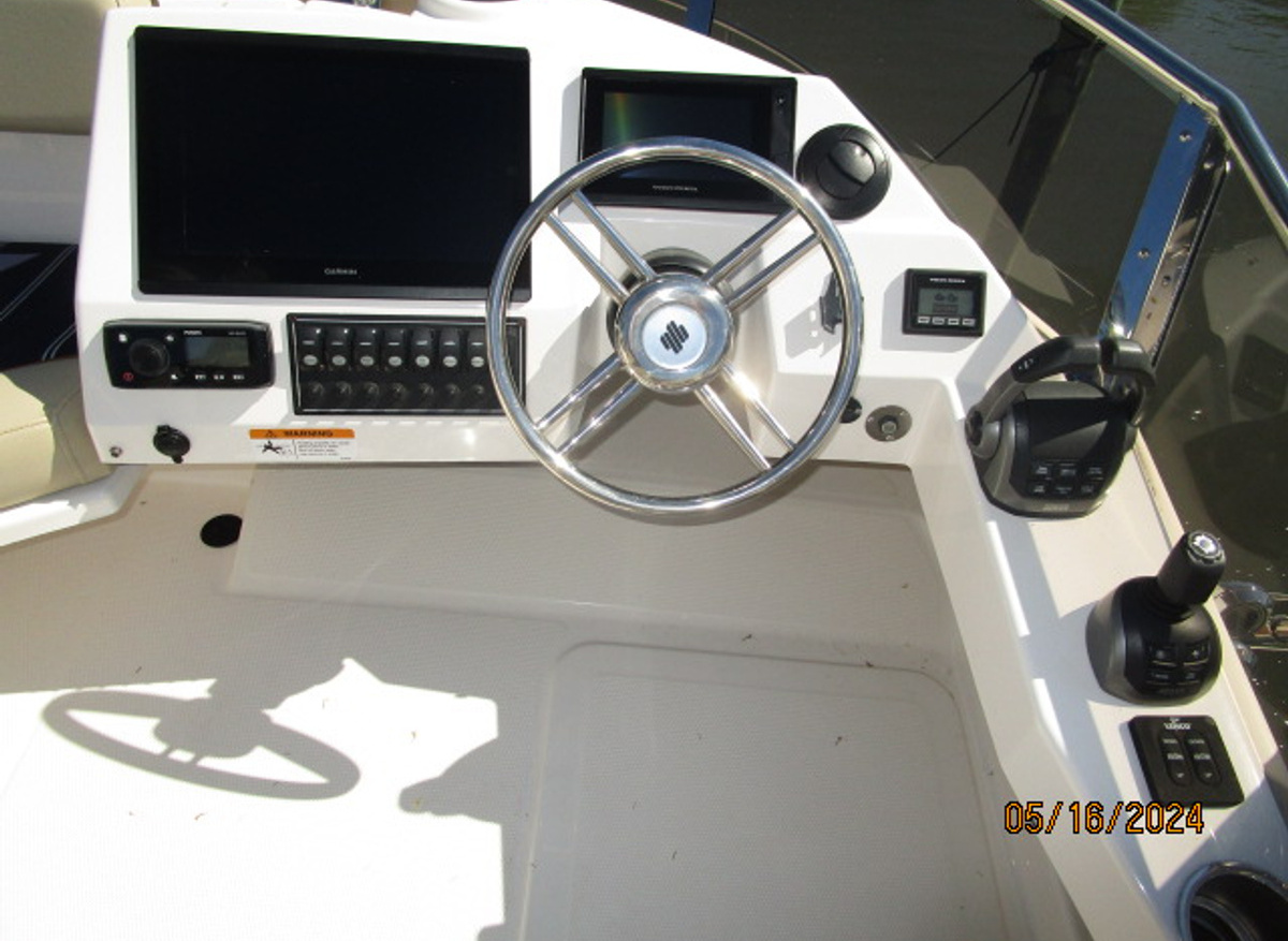 Endeavor flybridge helm2 5-16-24.JPG