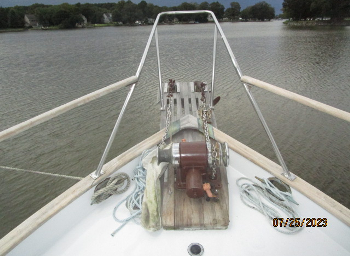 Escort anchor windlass 7-25-23.JPG